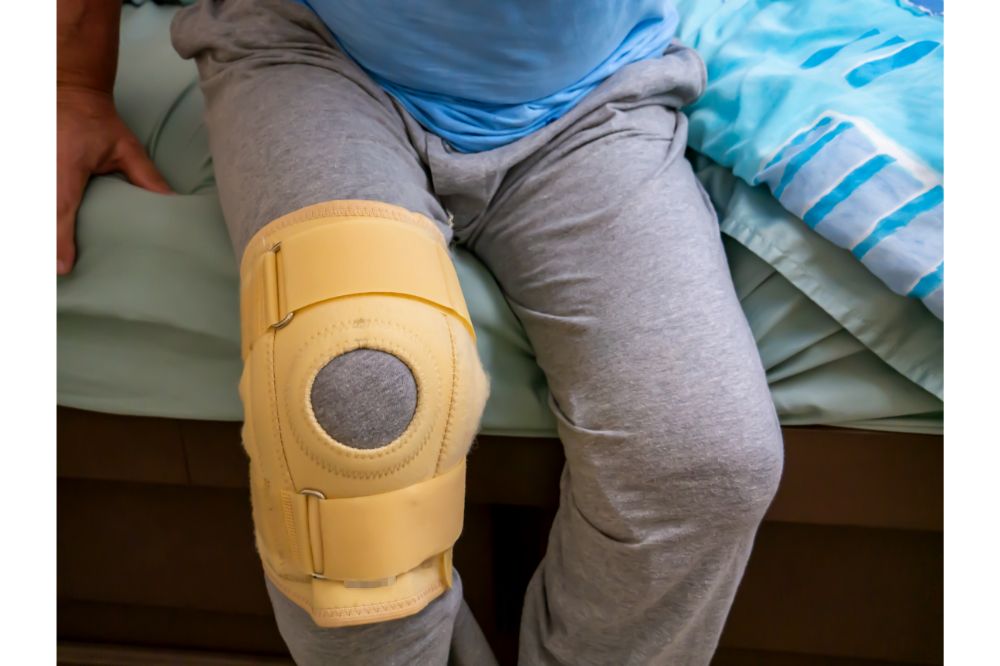 should you wear a knee brace to bed and about?