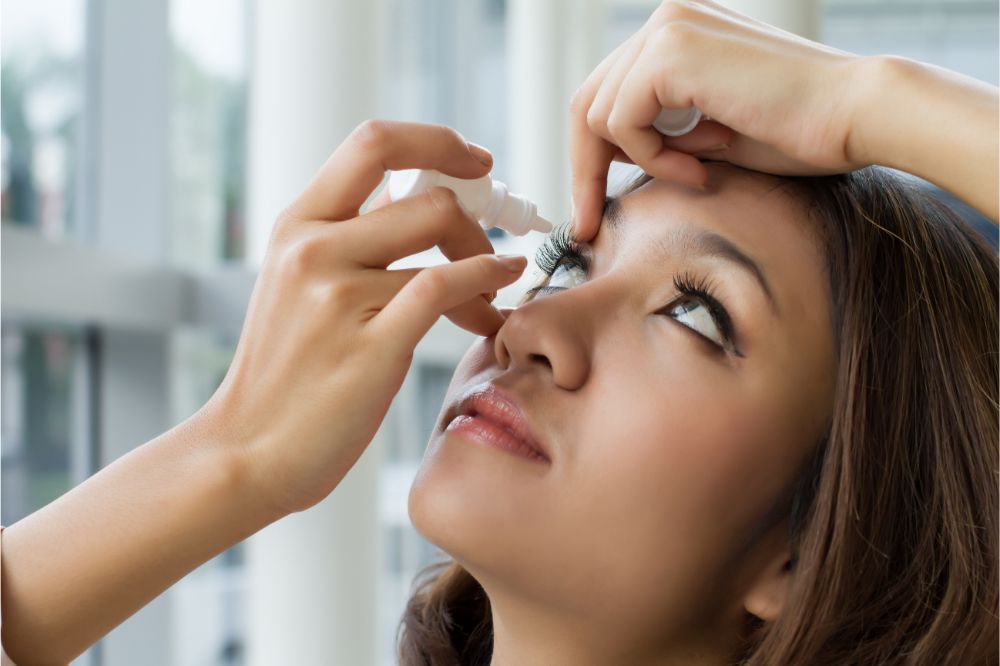 can you use eye drops with contacts