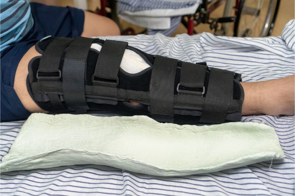 should you wear a knee brace to bed